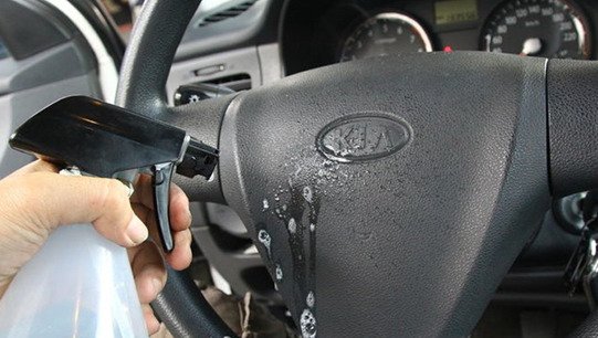 Vệ sinh vô lăng sạch sẽ trước khi lắp bọc