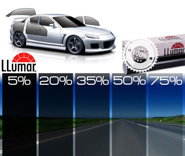 Kỹ thuật viên Trường Tuấn Auto đang dán phim cách nhiệt chuyên nghiệp cho kính lái ô tô.