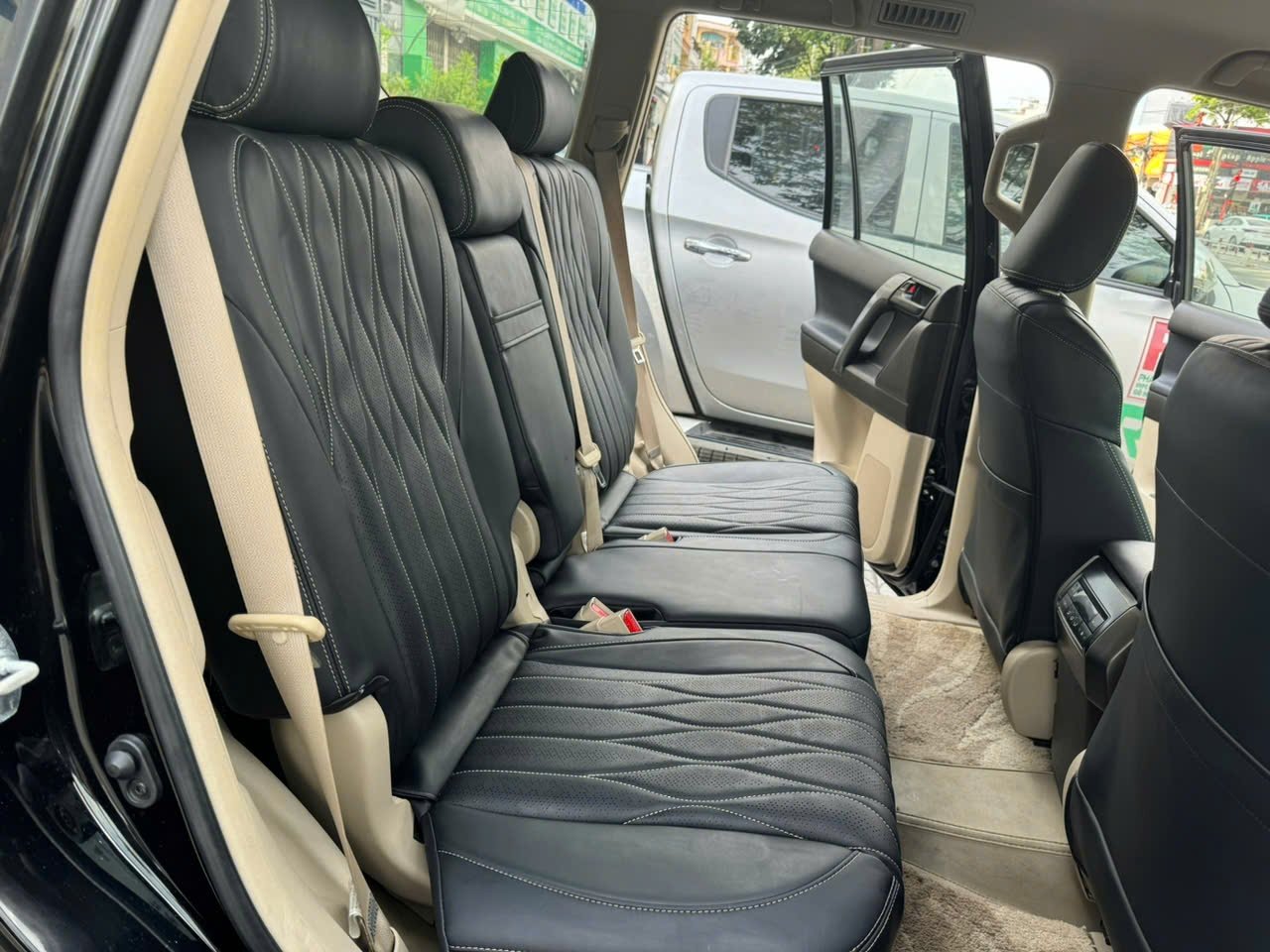 Hình ảnh thực tế bộ ghế da ô tô phối màu xám đen được Trường Tuấn Auto thi công hoàn thiện cho khách tại xưởng.