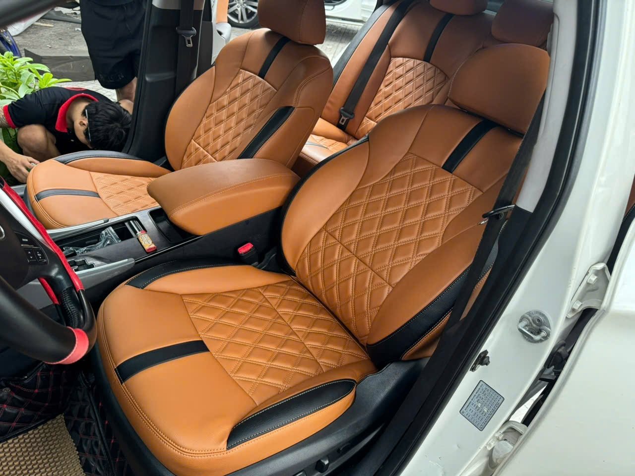Hình ảnh thực tế bộ ghế da ô tô phối màu cam đen – kem được Trường Tuấn Auto thi công hoàn thiện cho khách tại xưởng.