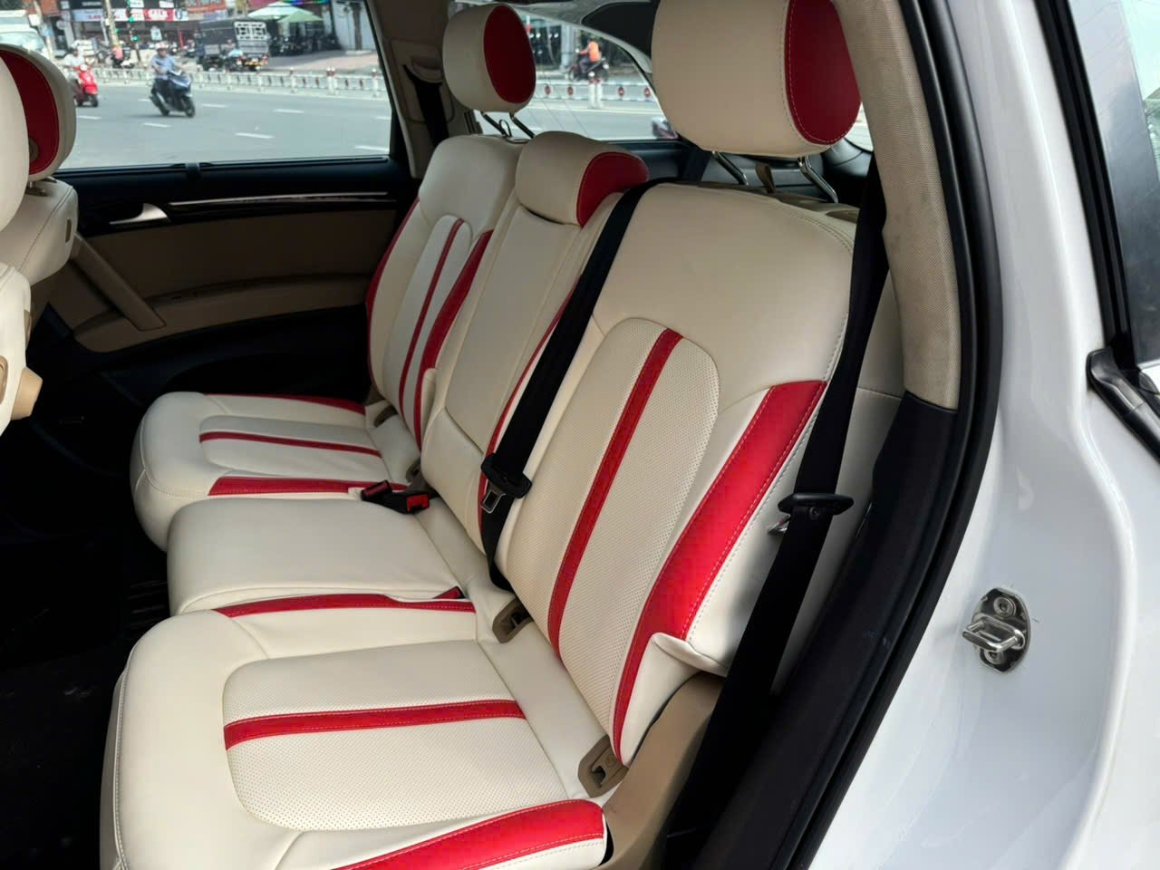 Nội thất ô tô bọc ghế da 2 màu đỏ - kem thực tế tại Trường Tuấn Auto