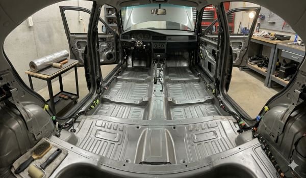 Không gian nội thất ô tô được tháo dỡ toàn bộ ghế và thảm để thi công dán cách âm chống ồn