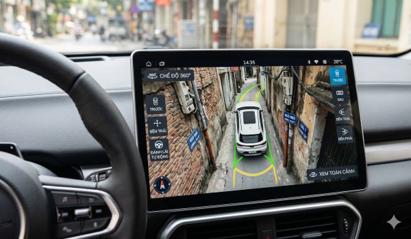 Màn hình ô tô hiển thị hình ảnh 3D toàn cảnh từ camera 360 độ khi xe đi vào ngõ hẹp