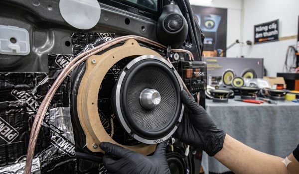 Kỹ thuật viên Trường Tuấn Auto thi công nâng cấp hệ thống âm thanh loa ô tô