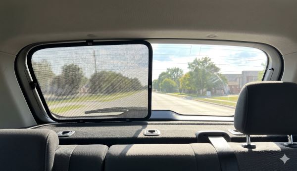 Rèm nam châm thiết kế khuyết góc ở hàng ghế trước giúp tài xế dễ dàng quan sát gương chiếu hậu