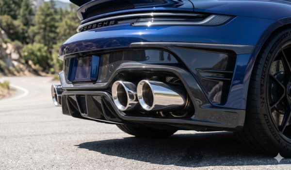 Đuôi pô đôi thể thao bọc carbon Akrapovic cực kỳ mạnh mẽ và cá tính